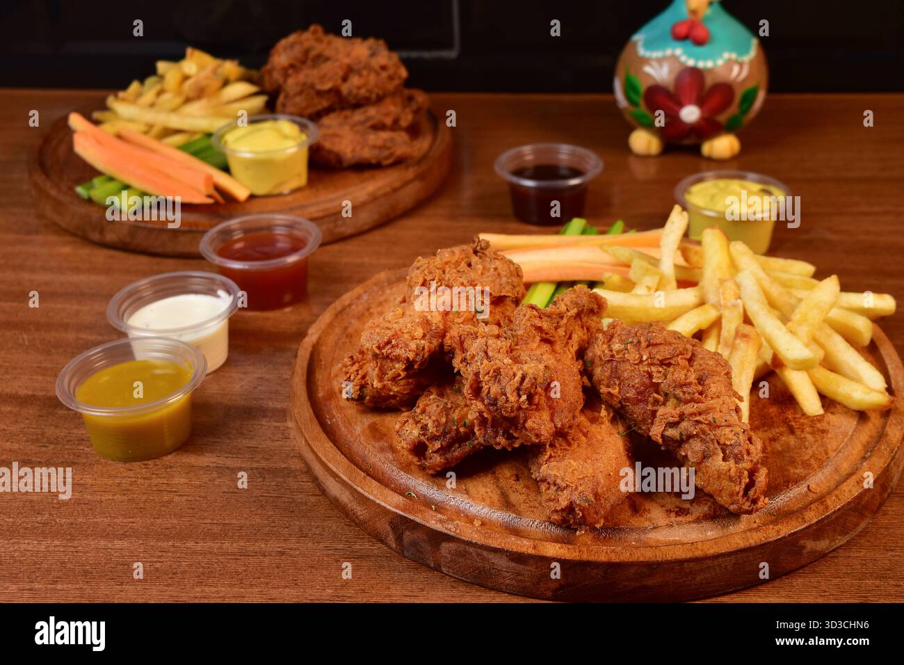 Una collezione di appetitose immagini di cibo con succosi hamburger di pollo fritto e classici panini Foto Stock