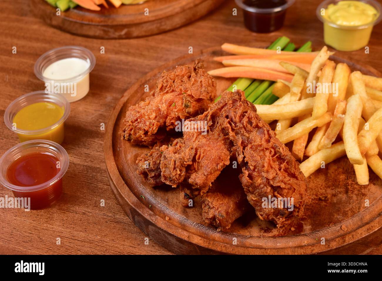 Una collezione di appetitose immagini di cibo con succosi hamburger di pollo fritto e classici panini Foto Stock