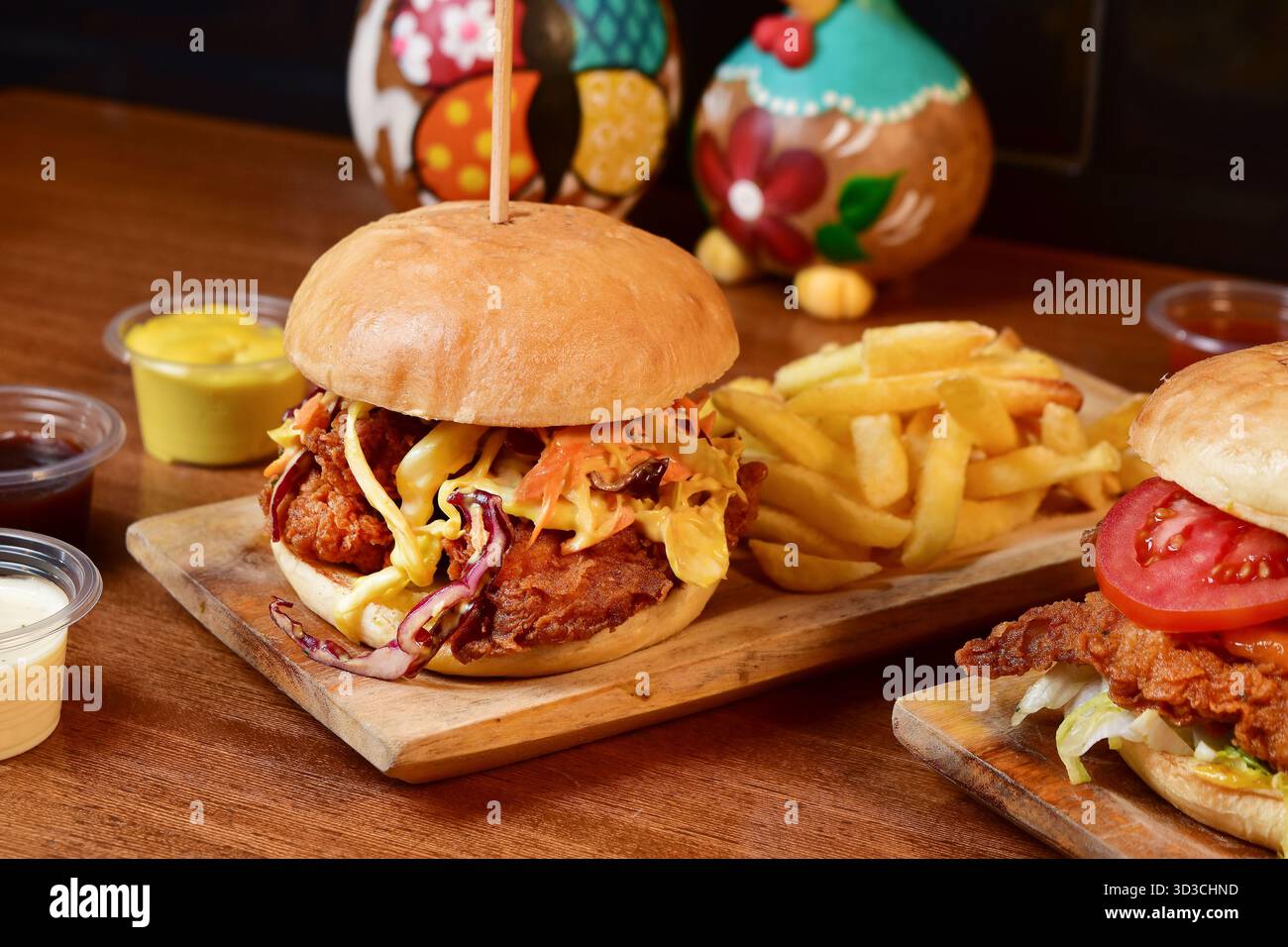 Una collezione di appetitose immagini di cibo con succosi hamburger di pollo fritto e classici panini Foto Stock