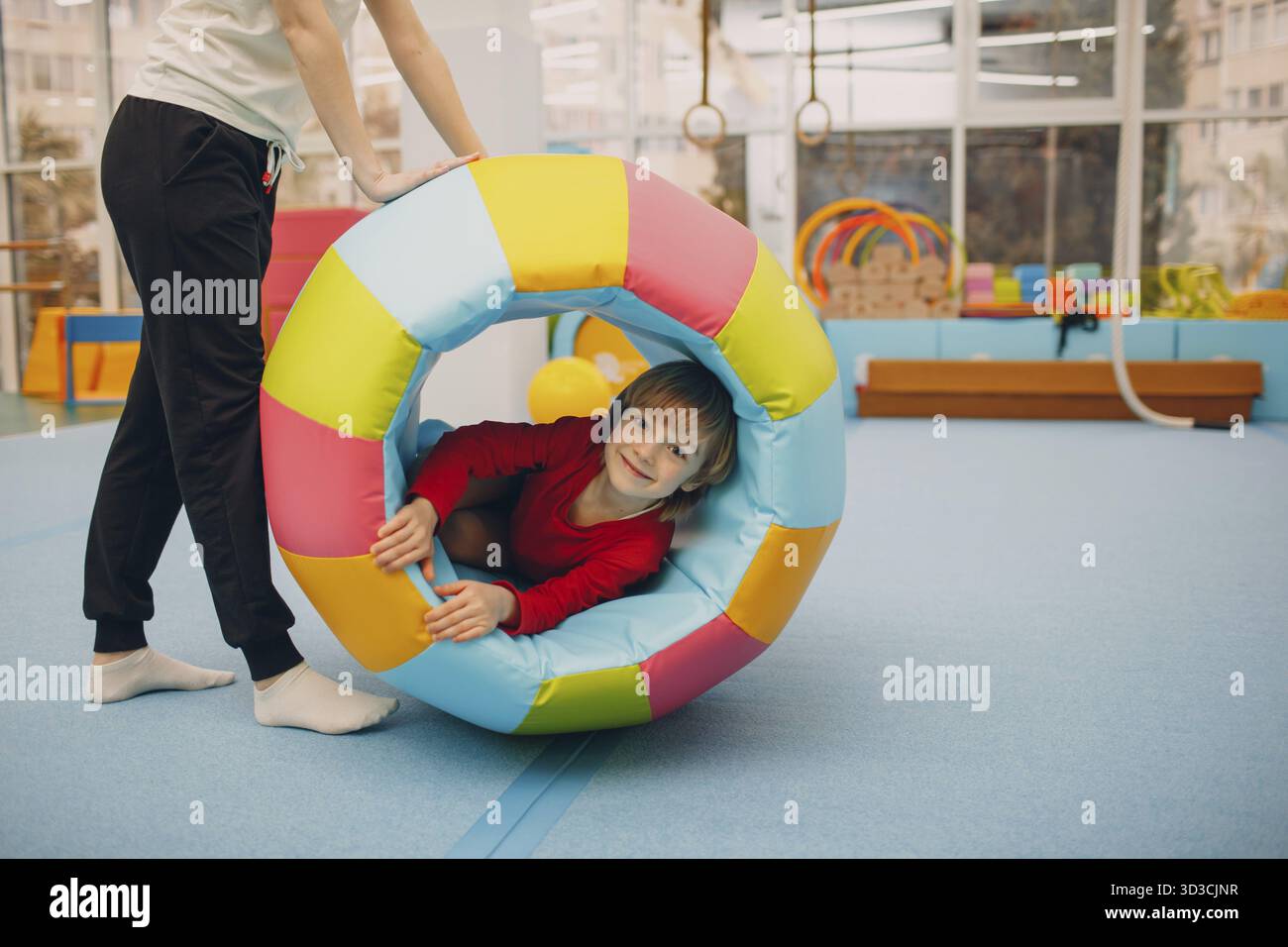Bambini che giocano in palestra presso l'asilo o la scuola elementare. Concetto di sport e fitness per bambini Foto Stock