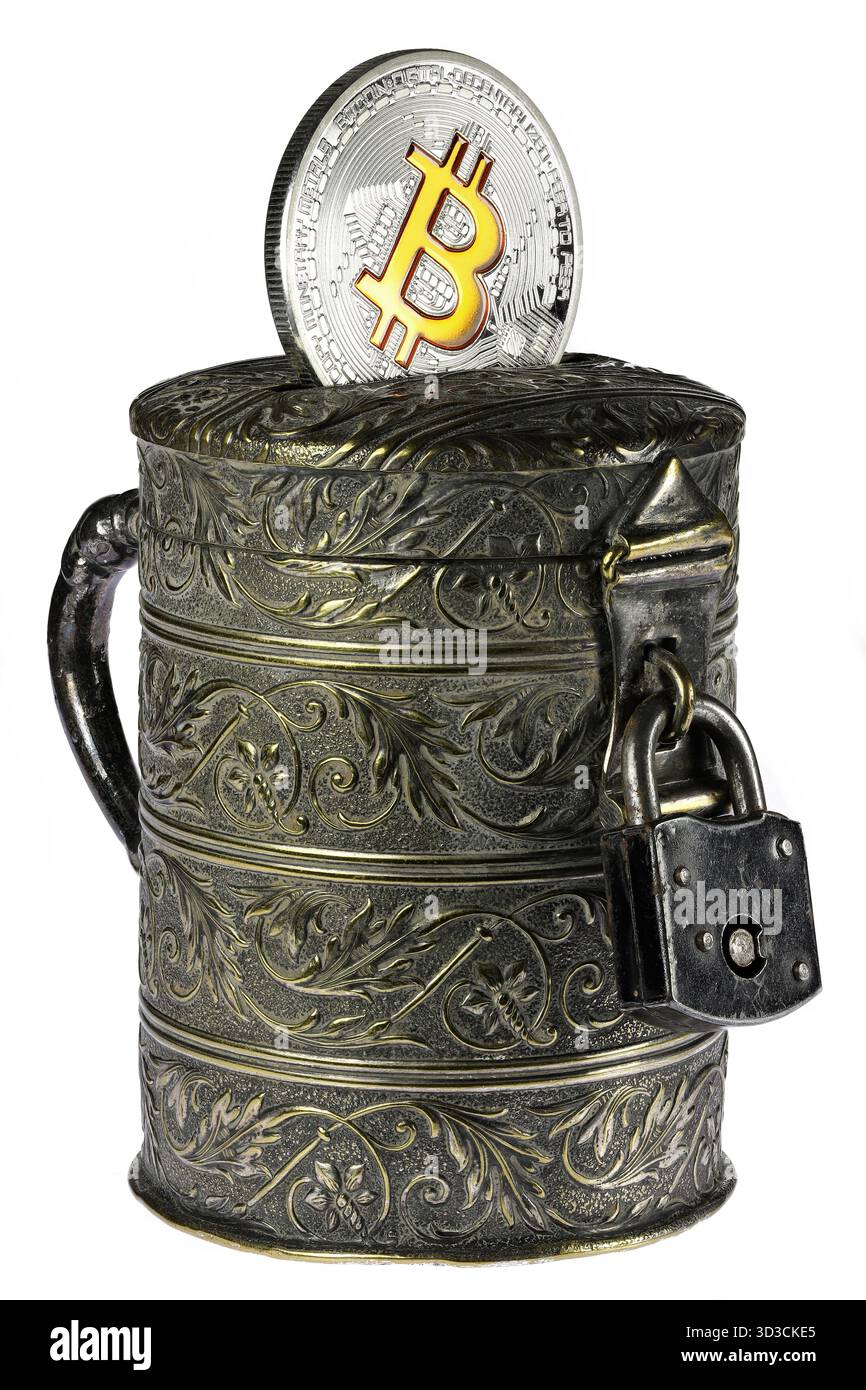Banca di monete d'epoca con moneta Bitcoin isolata su sfondo bianco Foto Stock