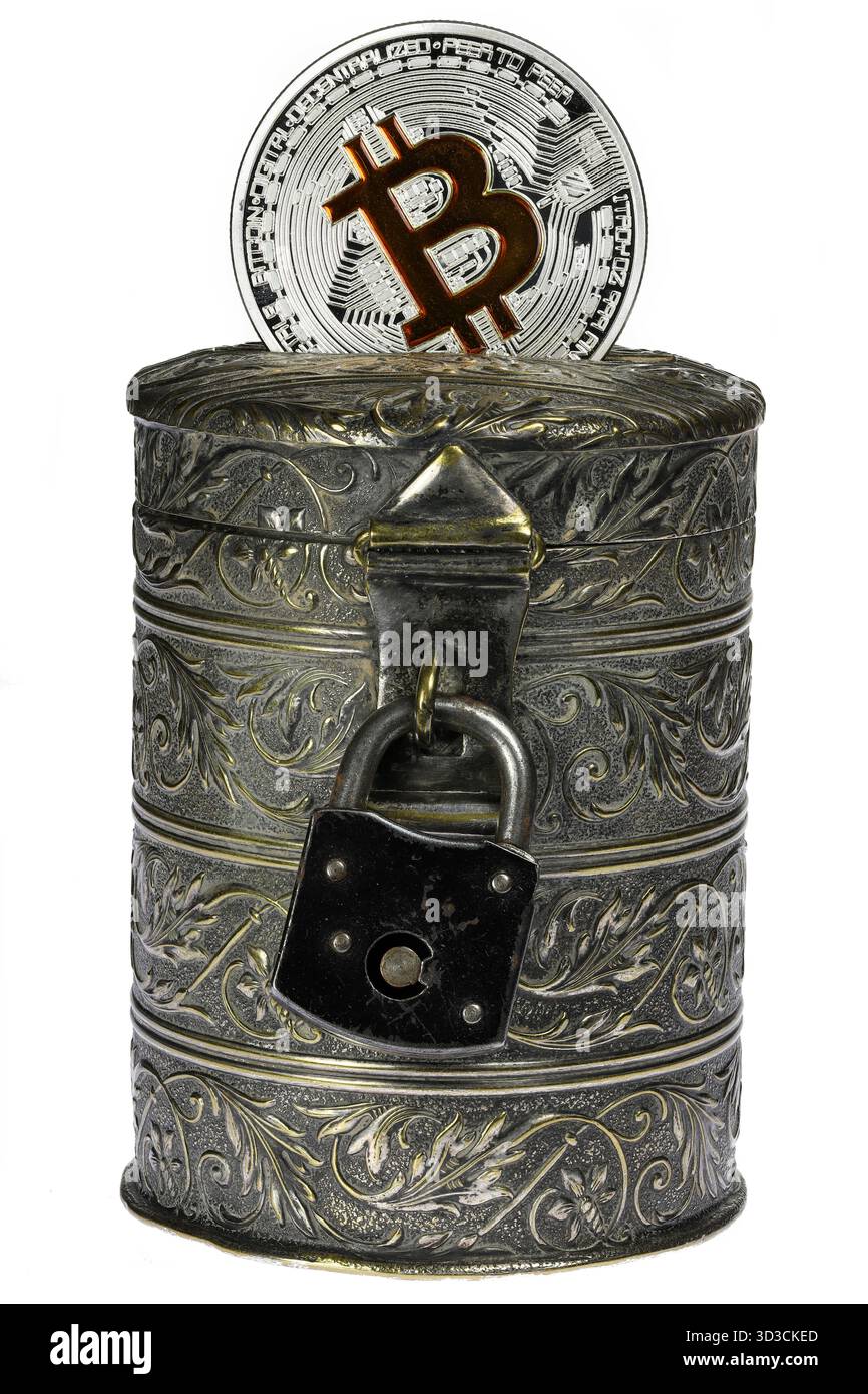 Banca di monete d'epoca con moneta Bitcoin isolata su sfondo bianco Foto Stock