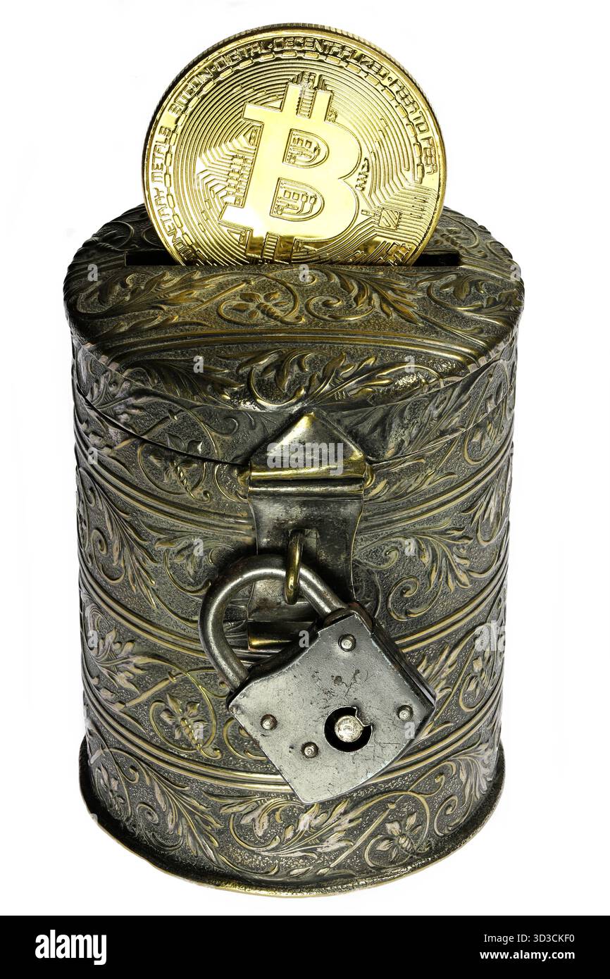 Banca di monete d'epoca con moneta Bitcoin isolata su sfondo bianco Foto Stock