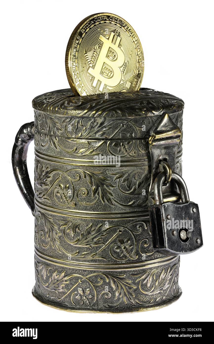 Banca di monete d'epoca con moneta Bitcoin isolata su sfondo bianco Foto Stock