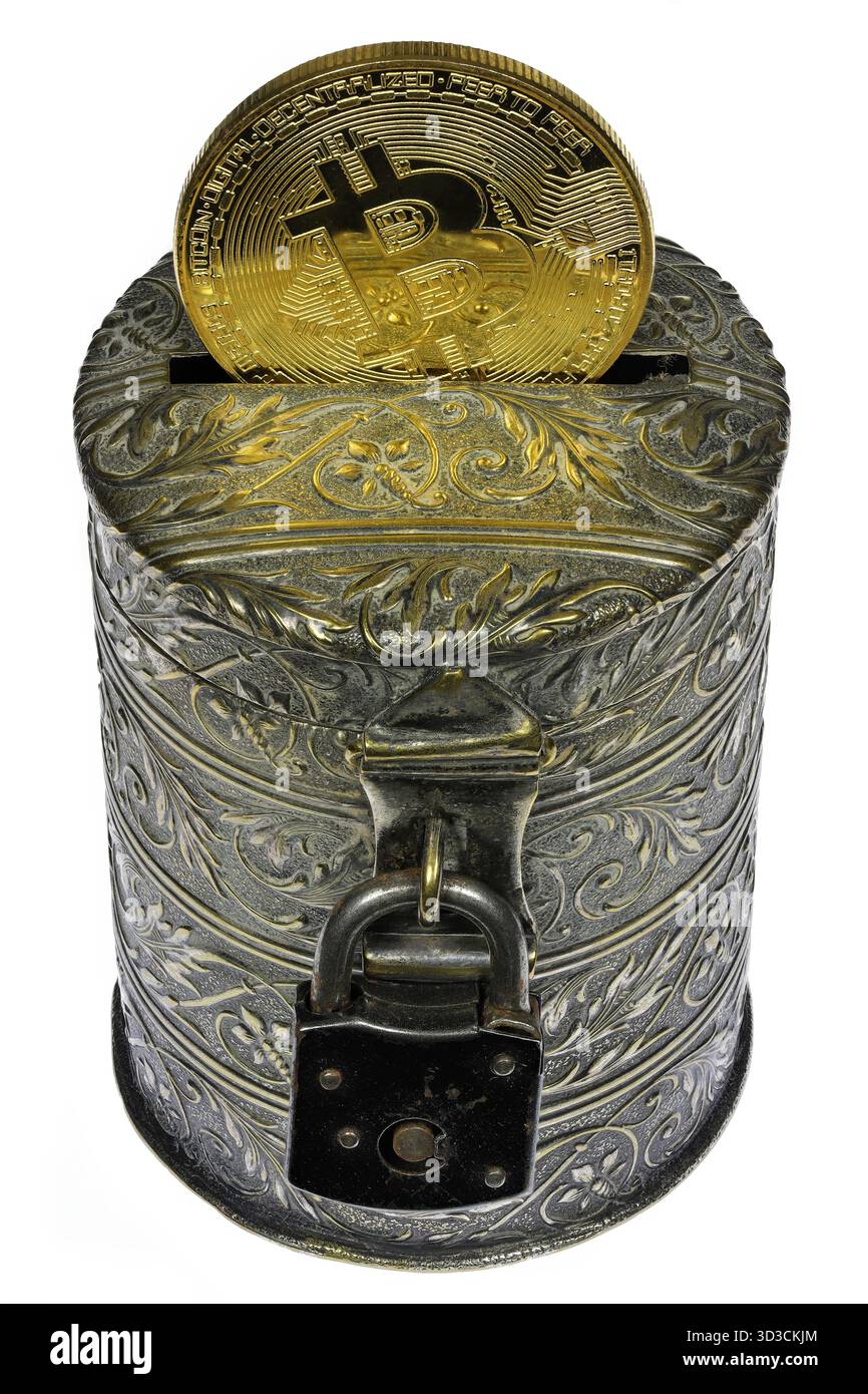 Banca di monete d'epoca con moneta Bitcoin isolata su sfondo bianco Foto Stock