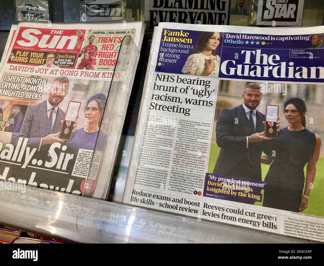 Foto di copertina del quotidiano britannico Tabloid riportano l'ex calciatore inglese, David Beckham, cavaliere di re Carlo III Foto Stock