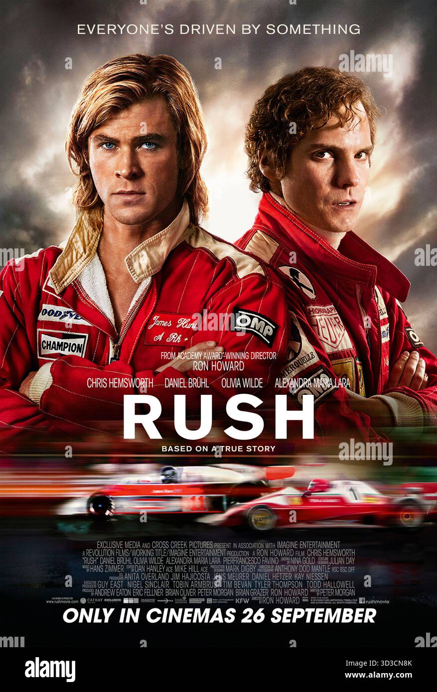 Rush (2013) diretto da Ron Howard e interpretato da Chris Hemsworth, Daniel Brühl e Olivia Wilde. Durante la stagione di Formula 1 1976, due piloti ferocemente competitivi, James Hunt e Niki Lauda, si battono per il campionato del mondo mentre la posta in gioco personale e professionale aumenta. USA SOLO PER USO EDITORIALE DI un foglio di poster. Crediti: BFA / Universal Pictures Foto Stock