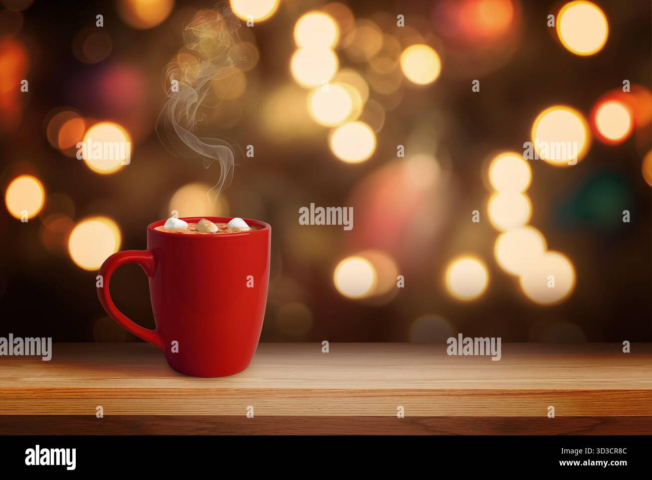 Cioccolata calda con marshmallow in tazza rossa e luci natalizie bokeh in una calda atmosfera natalizia, atmosfera da festa invernale Foto Stock