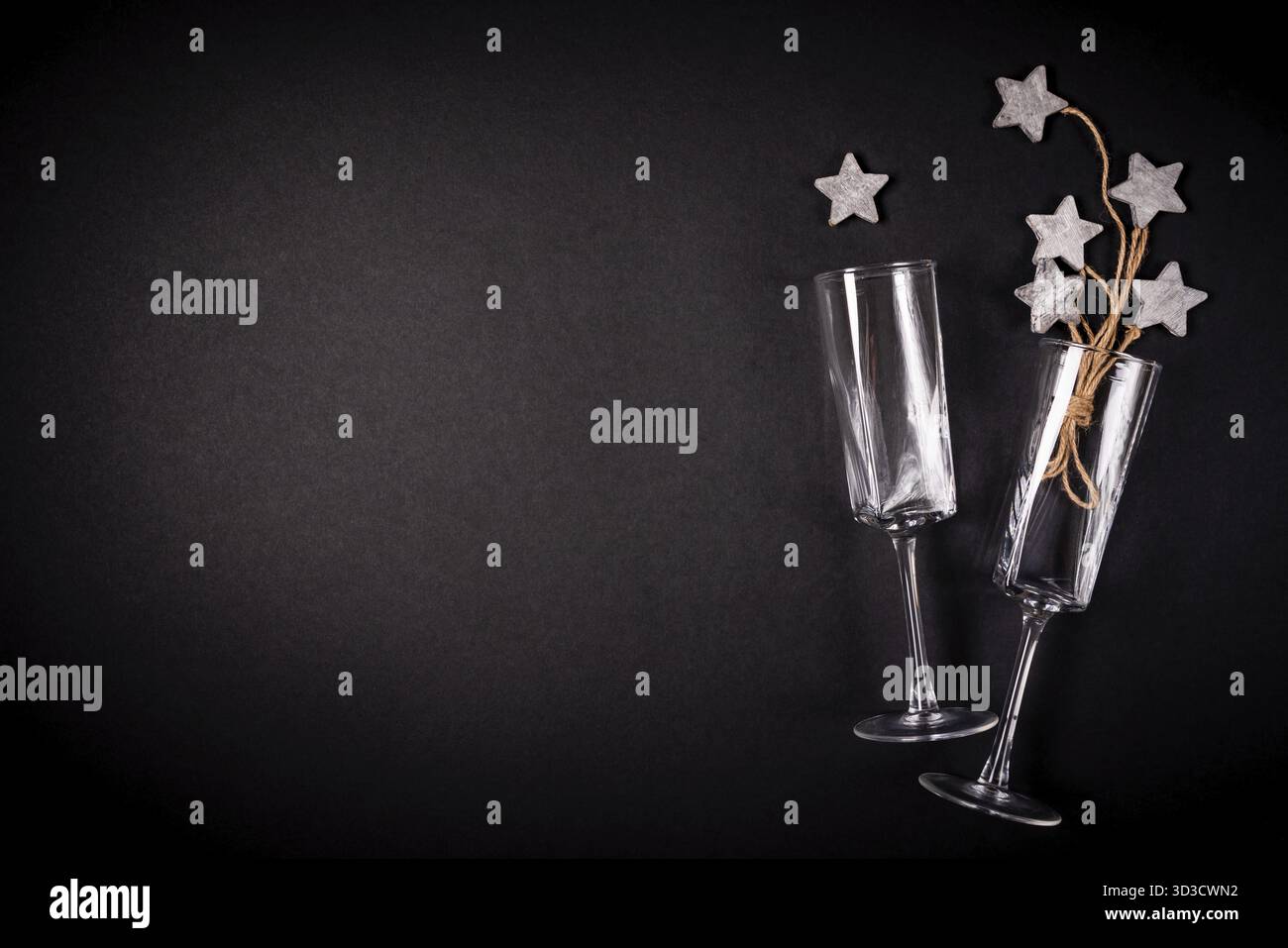 Due bicchieri con decorazioni in catrame di legno con corda, piano Foto Stock