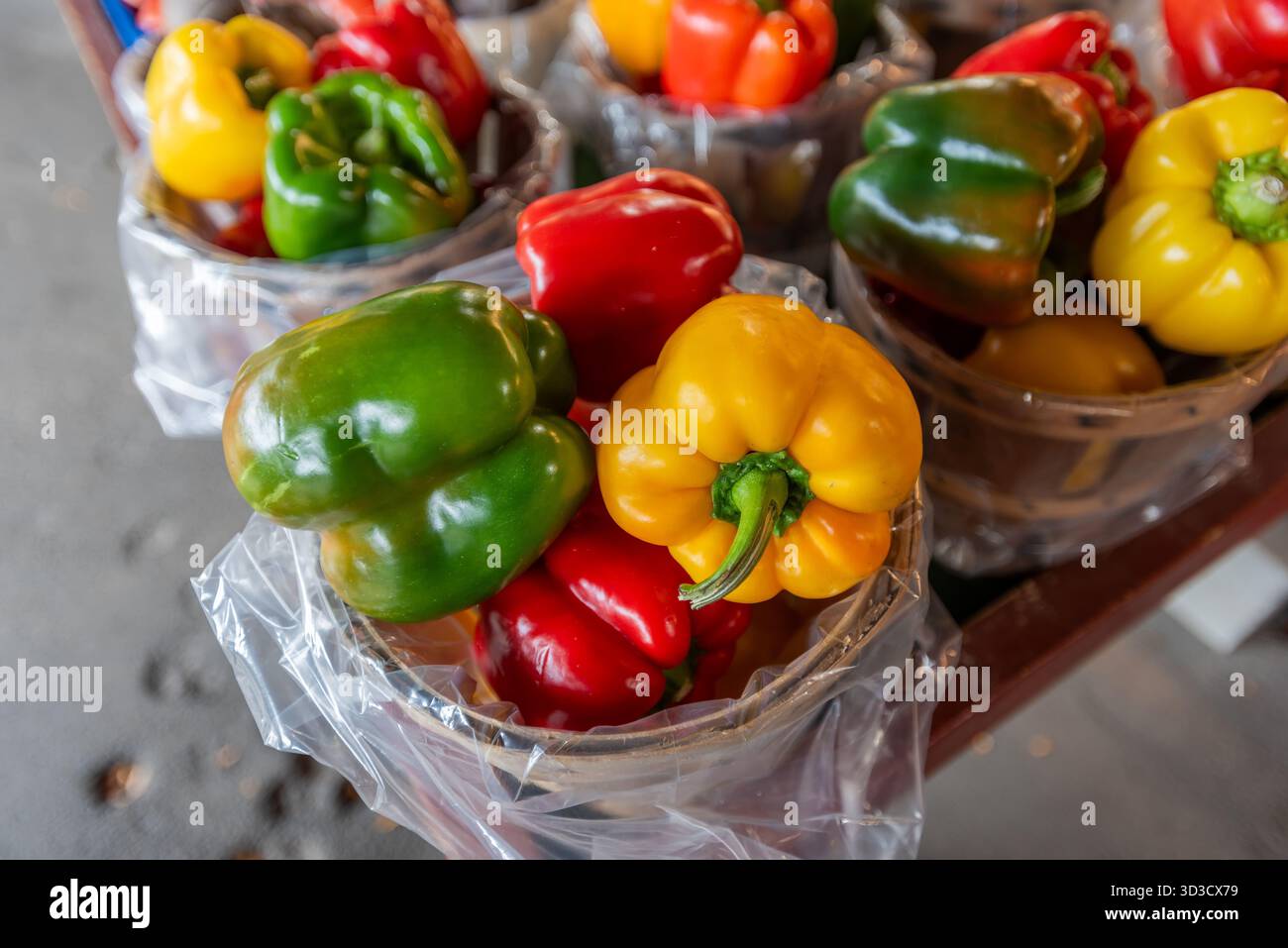 Peperoni gialli, verdi e rossi. Joseph's Wayside Market. Napoli, New York Foto Stock