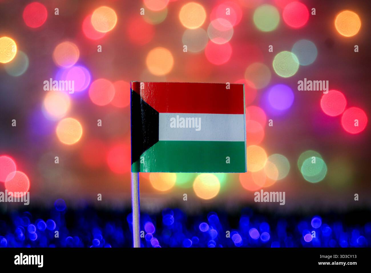 Bandiera del Kuwait su sfondo bokeh colorato. Ideale per gli affari nella regione del Golfo, l'industria petrolifera e le celebrazioni nazionali dell'orgoglio (giornata nazionale). Foto Stock