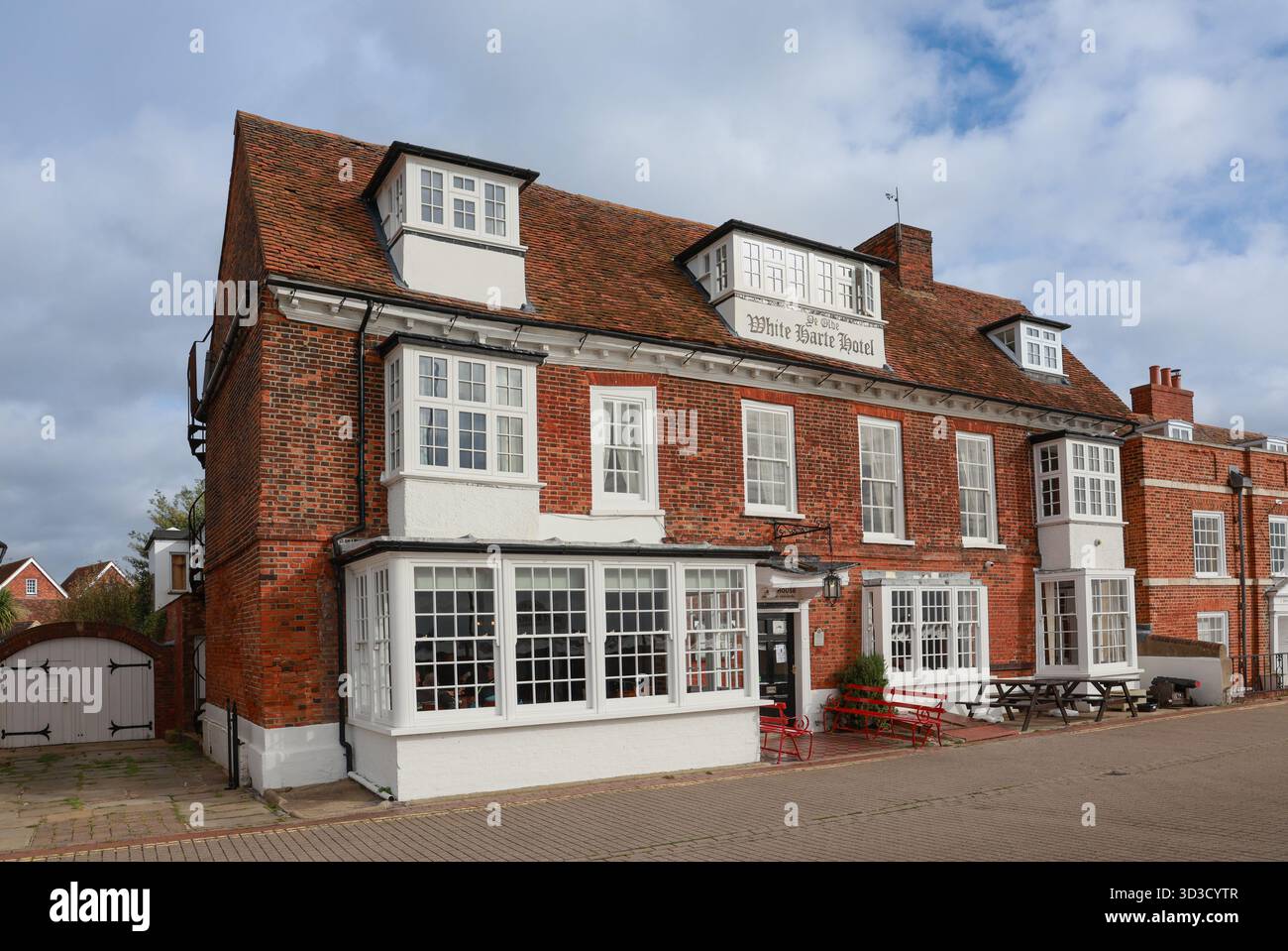 Il Quay, tradizionali edifici georgiani in mattoni rossi. Burnham su Crouch, Essex, Inghilterra. Foto Stock