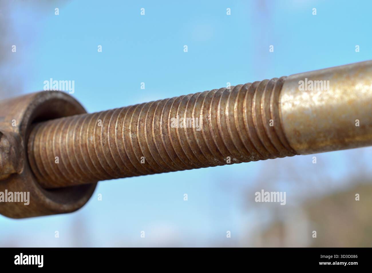 Cavo di tensionamento in acciaio con collegamento a morsetto filettato, primo piano. Foto Stock