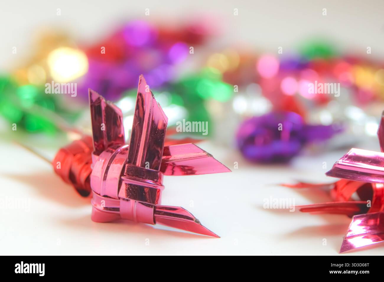 Tradizionale pesce thailandese intrecciato in lamina metallica su uno sfondo bokeh. Simboleggia prosperità e buona fortuna per le celebrazioni di Capodanno. Foto Stock