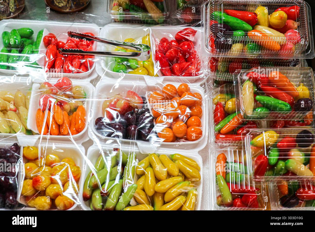 Luk Chup (dolce di fagioli) in un imballaggio trasparente. Vivaci, lucidi, dolci tailandesi a forma di frutta, che enfatizzano il cibo artigianale e la cucina culturale. Foto Stock