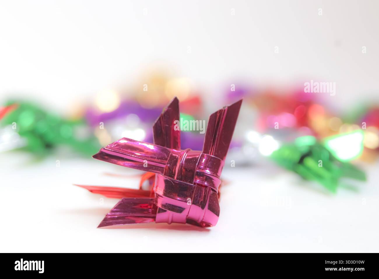 Tradizionale pesce thailandese intrecciato in lamina metallica su uno sfondo bokeh. Simboleggia prosperità e buona fortuna per le celebrazioni di Capodanno. Foto Stock