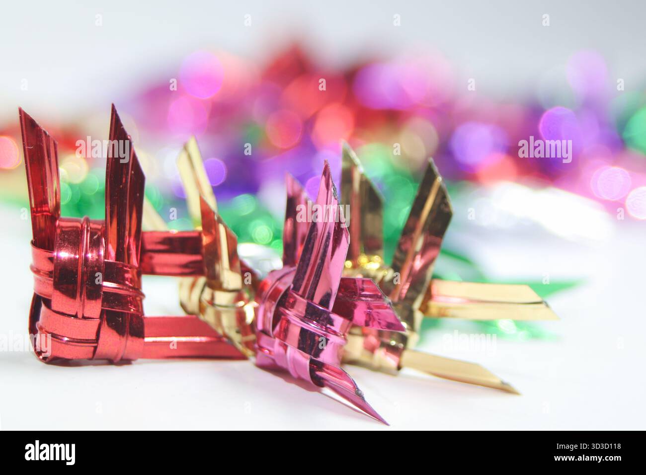 Tradizionale pesce thailandese intrecciato in lamina metallica su uno sfondo bokeh. Simboleggia la prosperità e buona fortuna per le celebrazioni di Capodanno. Foto Stock