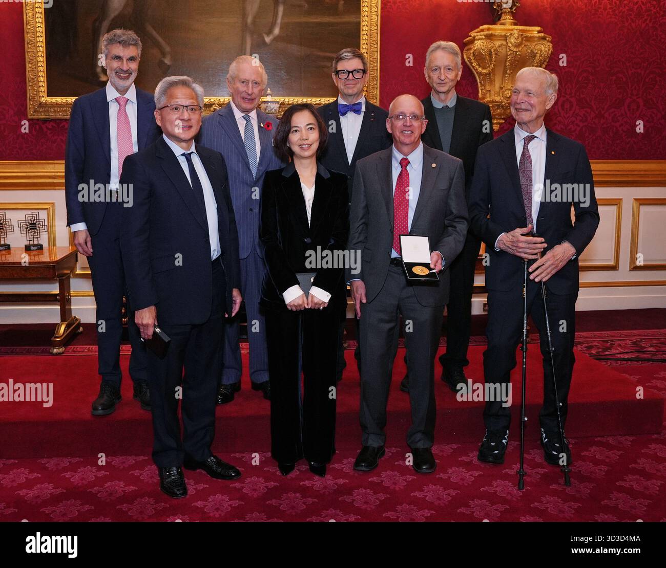 Re Carlo III (riga superiore, seconda a sinistra) posa per una foto di gruppo con i vincitori del premio Queen Elizabeth 2025 per l'ingegneria al professor Yoshua Bengio, Dr. Yann LeCun, Professor Geoffrey Hinton, (riga inferiore, sinistra-destra) Jensen Huang, Dr. Fei-Fei li, Dr. Bill Dally e Professor John Hopfield, per i loro contributi allo sviluppo del moderno apprendimento automatico nel campo dell'intelligenza artificiale, durante un ricevimento al St James' Palace nel centro di Londra. Il Queen Elizabeth Prize for Engineering (QEPrize) è il campione dell'innovazione ingegneristica, che è di grande utilità a livello globale Foto Stock