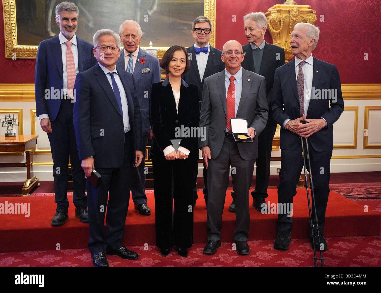 Re Carlo III (riga superiore, seconda a sinistra) posa per una foto di gruppo con i vincitori del premio Queen Elizabeth 2025 per l'ingegneria al professor Yoshua Bengio, Dr. Yann LeCun, Professor Geoffrey Hinton, (riga inferiore, sinistra-destra) Jensen Huang, Dr. Fei-Fei li, Dr. Bill Dally e Professor John Hopfield, per i loro contributi allo sviluppo del moderno apprendimento automatico nel campo dell'intelligenza artificiale, durante un ricevimento al St James' Palace nel centro di Londra. Il Queen Elizabeth Prize for Engineering (QEPrize) è il campione dell'innovazione ingegneristica, che è di grande utilità a livello globale Foto Stock