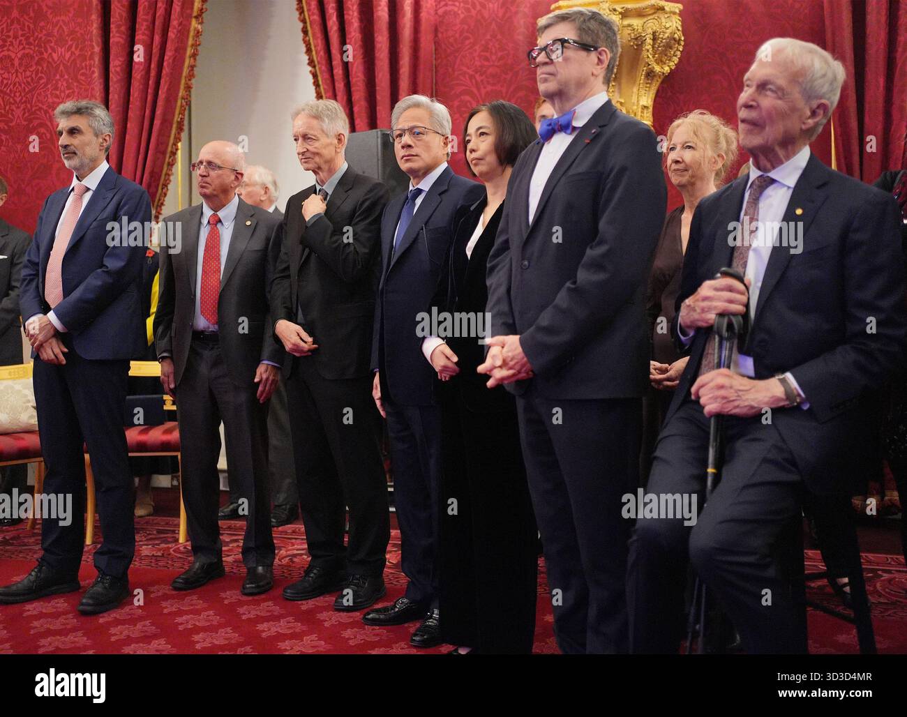 I destinatari del Premio Queen Elizabeth 2025 per l'ingegneria (sinistra-destra), il professor Yoshua Bengio, il dottor Bill Dally, il professor Geoffrey Hinton, Jensen Huang, il dottor Fei-Fei li, Yann LeCun e il professor John Hopfield, per i loro contributi allo sviluppo dell'apprendimento automatico moderno nel campo dell'intelligenza artificiale, durante un ricevimento al St James' Palace nel centro di Londra. Il Queen Elizabeth Prize for Engineering (QEPrize) promuove l'innovazione ingegneristica che è di beneficio globale per l'umanità. Data foto: Mercoledì 5 novembre 2025. Foto Stock