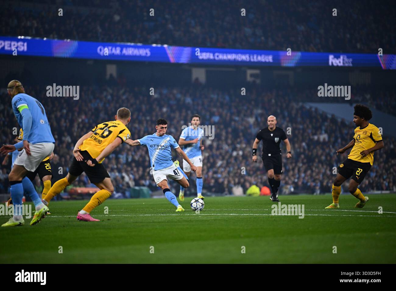 MANCHESTER, GRAN BRETAGNA - 5 NOVEMBRE: Phil Foden del Manchester City segna l'apertura del Manchester City durante la partita di UEFA Champions League tra Manchester City e Borussia Dortmund all'Etihad Stadium il giorno 4 della stagione 2025/26 della UEFA Champions League il 5 novembre 2025 a Manchester, Gran Bretagna. Foto Stock