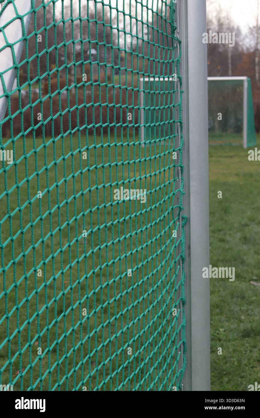 Obiettivo di calcio vuoto sul green Field: Concetto minimalista di sport all'aperto e stile di vita sano Foto Stock