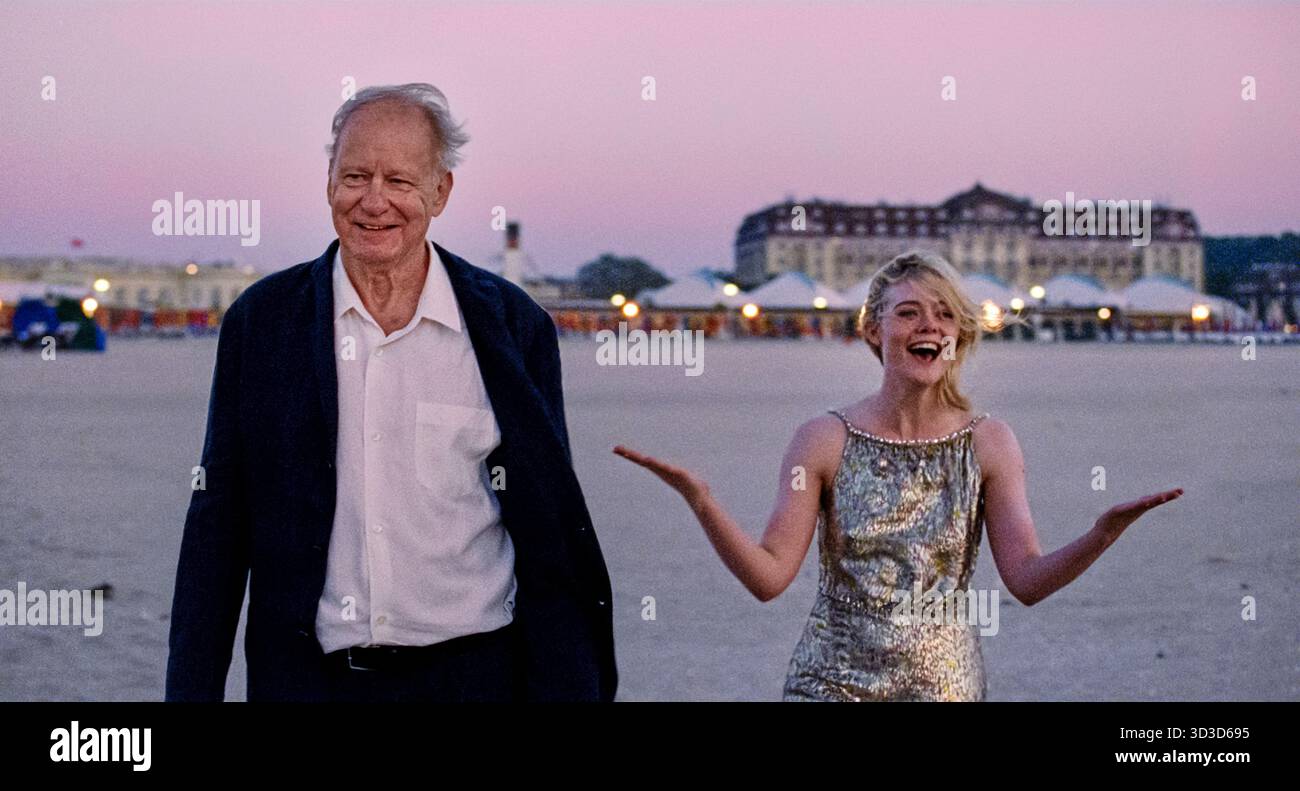 Sentimental Value (2025) diretto da Joachim Trier e interpretato da Stellan Skarsgård e Elle Fanning. Le sorelle estraniate si riuniscono con il loro padre, un regista un tempo rinomato. La pubblicità è ancora SOLO PER USO EDITORIALE. Crediti: BFA / SF Studios Foto Stock