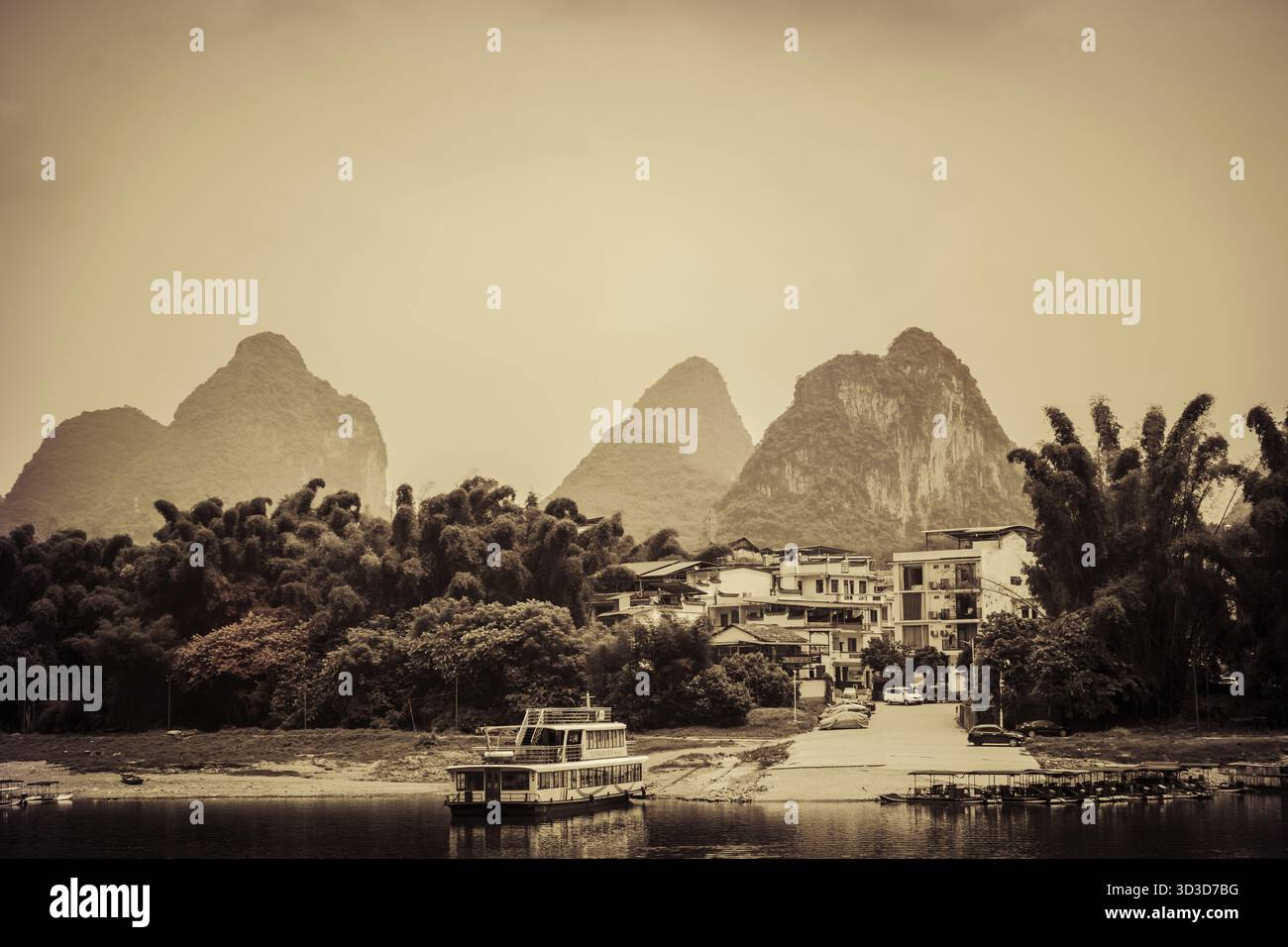 Yangshuo, Cina - agosto 2019: Immagine sepia d'epoca di un traghetto in attesa di passeggeri sulla riva del fiume li in estate Foto Stock