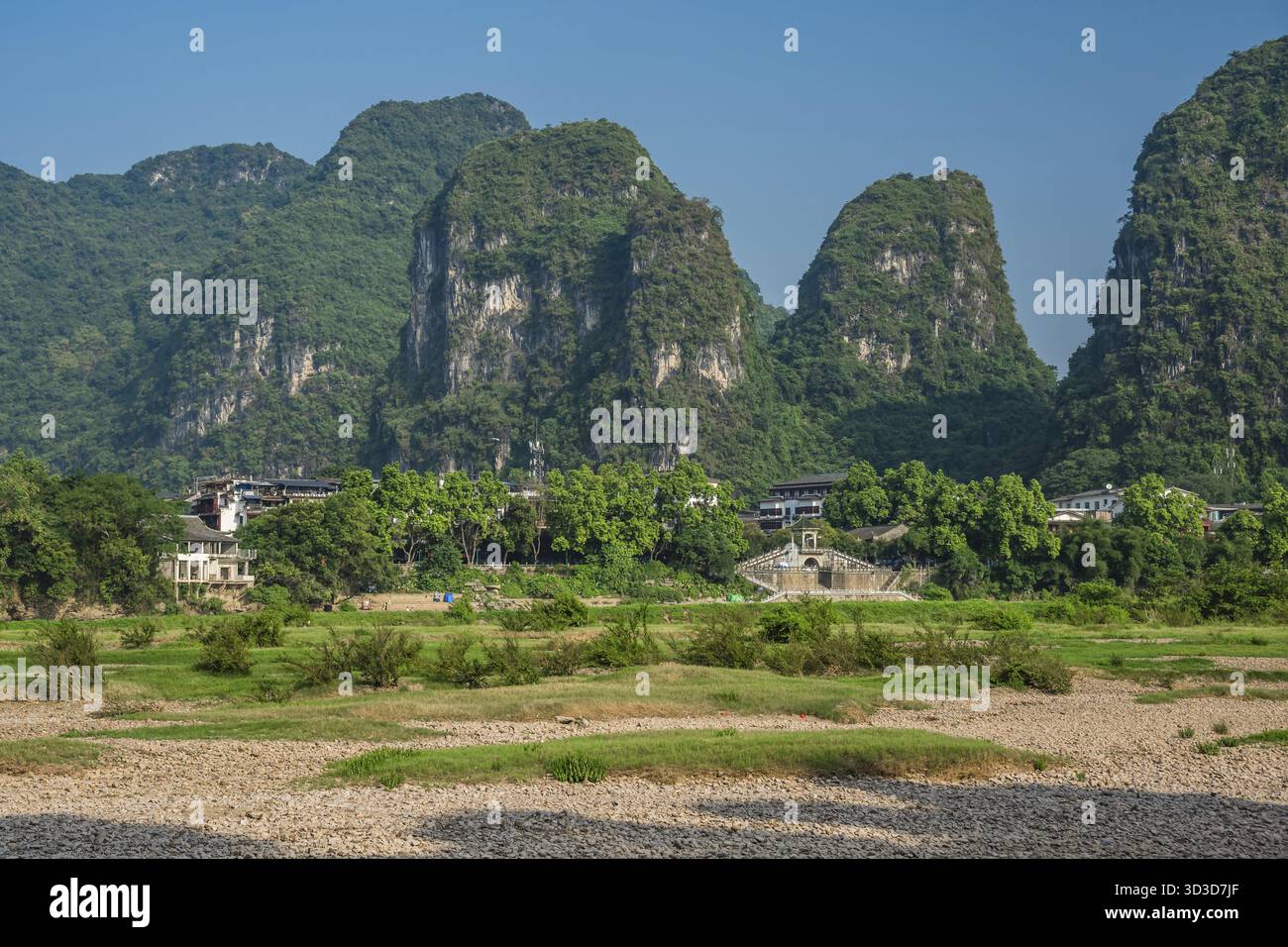 Yangshuo, Cina - agosto 2019: Panorama della riva del fiume li, punto di attraversamento dei traghetti, provincia del Guangxi Foto Stock