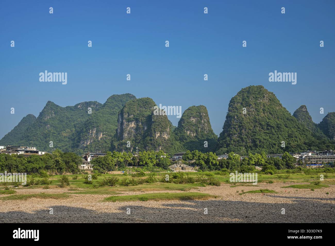Yangshuo, Cina - agosto 2019: Panorama della riva del fiume li, punto di attraversamento dei traghetti, provincia del Guangxi Foto Stock