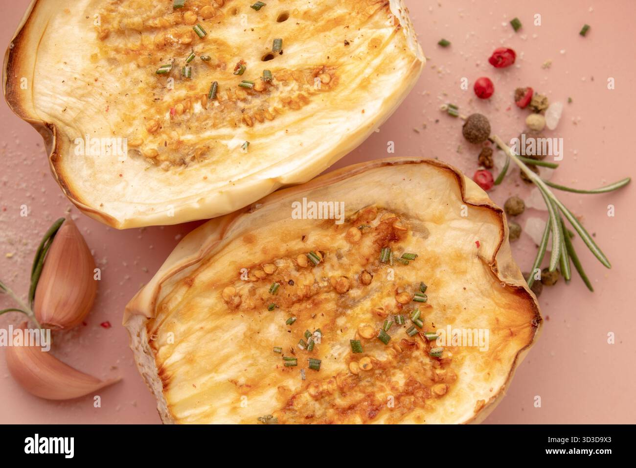 Melanzane bianche arrostite su un piatto rosa con spezie. Primo piano. Composizione creativa del cibo contemporaneo Foto Stock