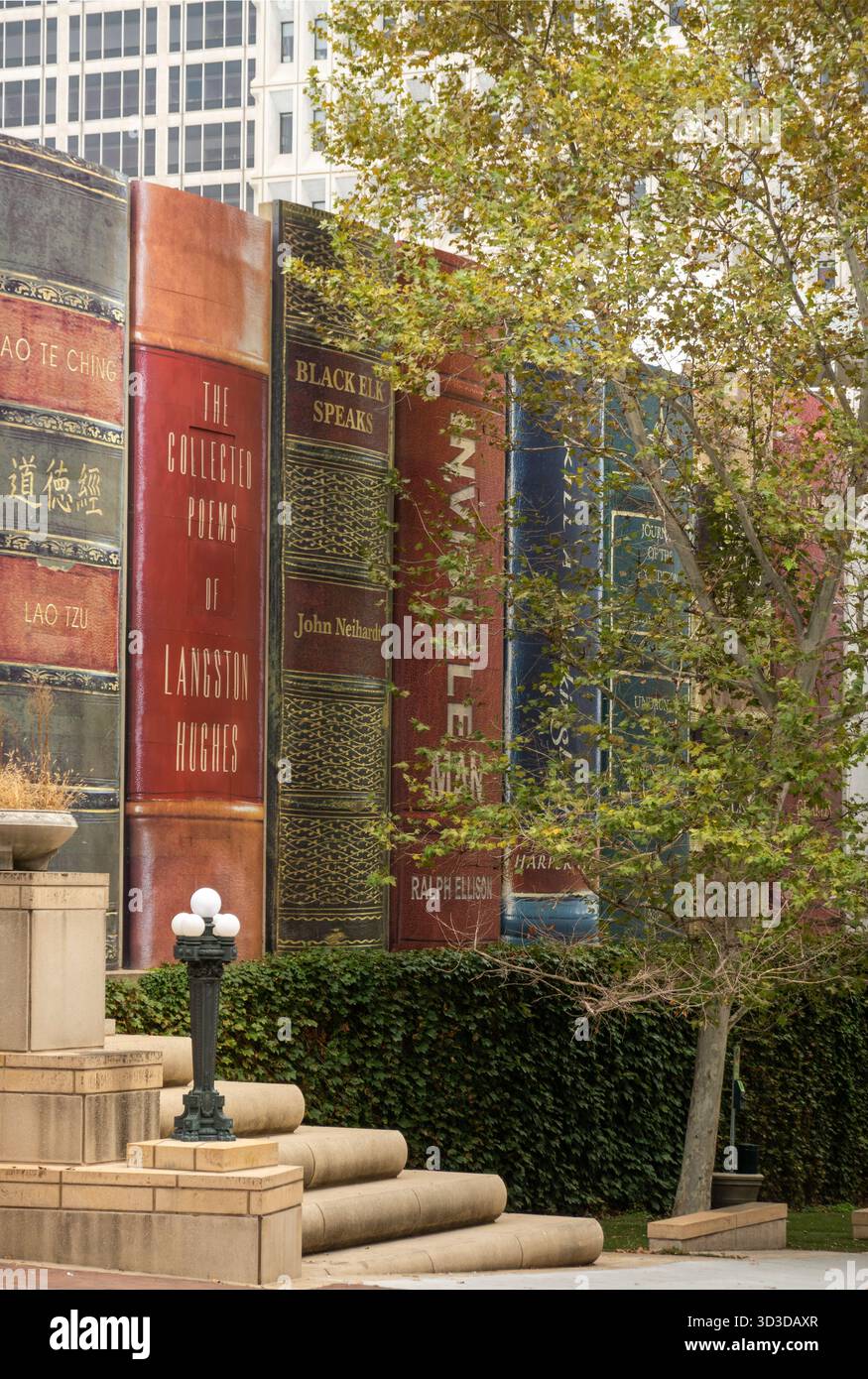 Giganteschi libri della biblioteca pubblica sul lato dell'edificio della biblioteca a Kansas City, Missouri Foto Stock