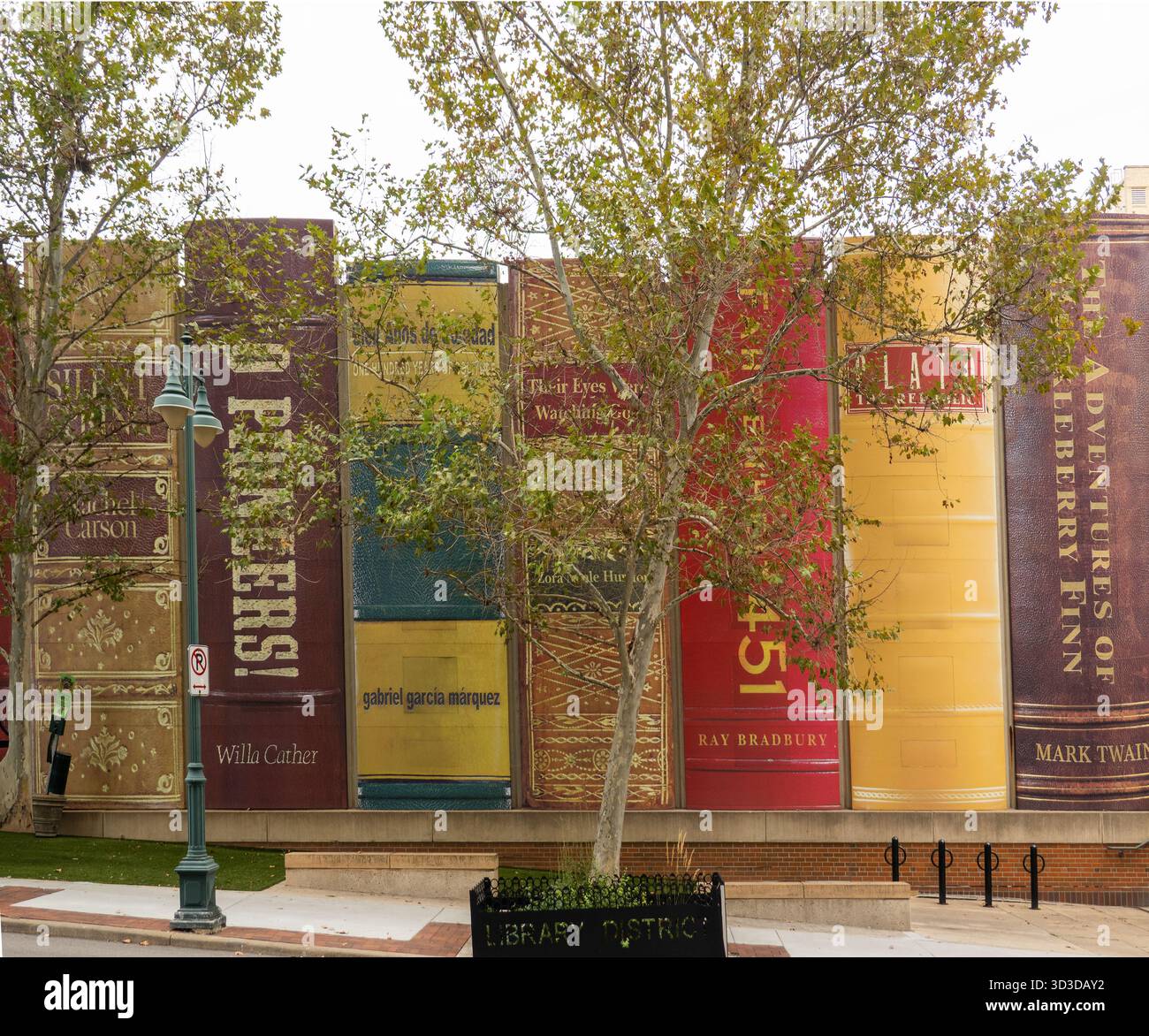 Giganteschi libri della biblioteca pubblica sul lato dell'edificio della biblioteca a Kansas City, Missouri Foto Stock