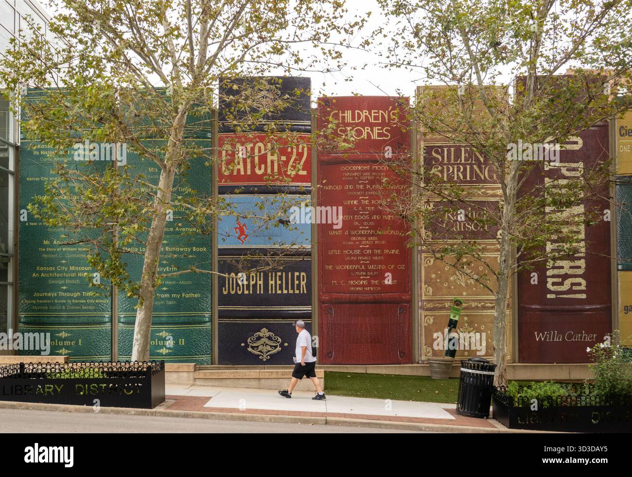 Giganteschi libri della biblioteca pubblica sul lato dell'edificio della biblioteca a Kansas City, Missouri Foto Stock
