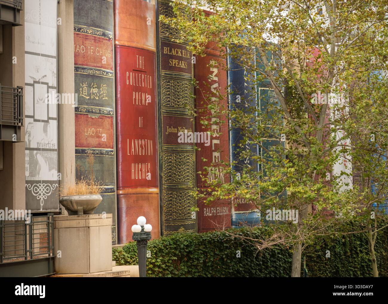 Giganteschi libri della biblioteca pubblica sul lato dell'edificio della biblioteca a Kansas City, Missouri Foto Stock