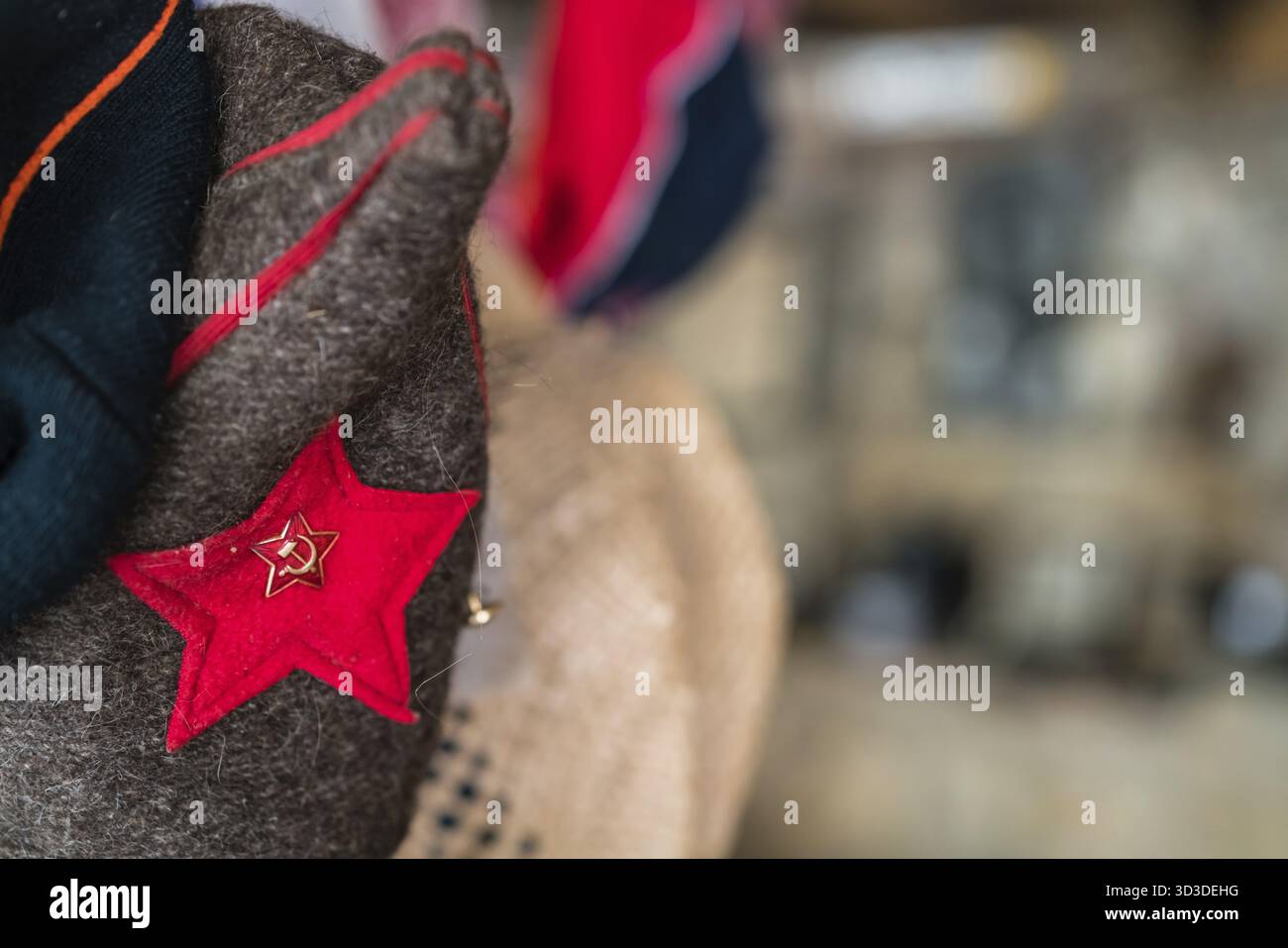 Stella rossa con falce e martello attaccata al tradizionale costume popolare dei Balcani Foto Stock