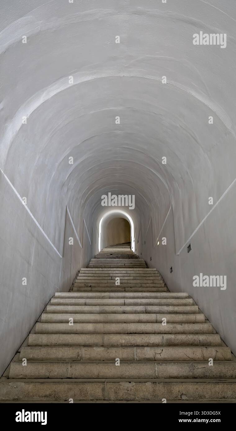 Lungo tunnel che conduce al mausoleo di Njegos sulla cima del monte Lovcen nel Parco nazionale di Lovcen, Montenegro Foto Stock