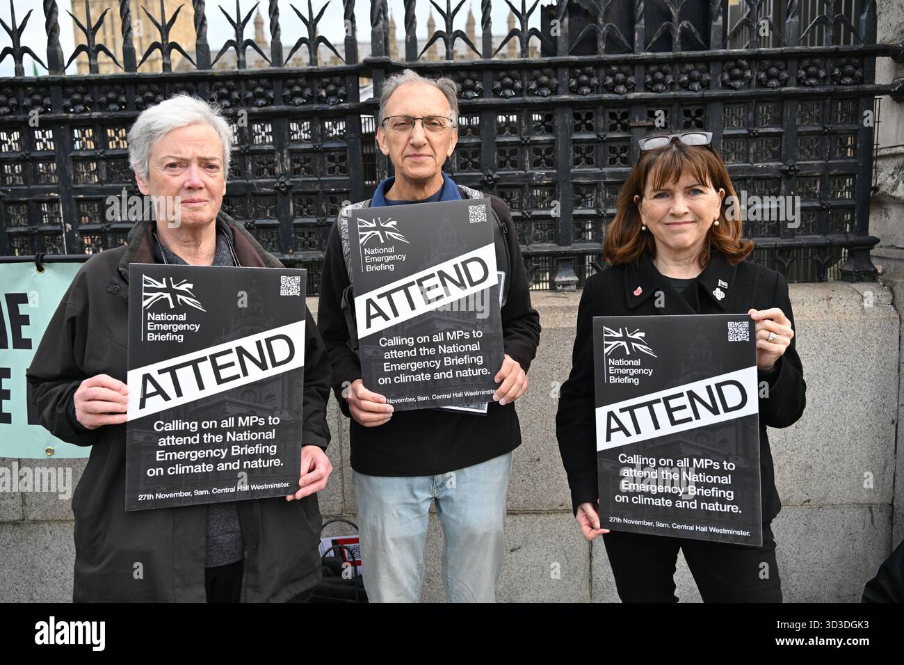 LONDRA, REGNO UNITO. 5 novembre 2025. Gli attivisti per il clima invitano tutti i parlamentari a partecipare al briefing di emergenza nazionale sul clima e la natura. La crisi climatica e naturalistica è un'emergenza su più fronti che avrà un impatto su tutti gli aspetti della vita britannica, dalla sicurezza nazionale all'approvvigionamento alimentare al di fuori del Parlamento a Londra, nel Regno Unito. (Foto di 李世惠/SEE li/Picture Capital) credito: Vedi li/Picture Capital/Alamy Live News Foto Stock