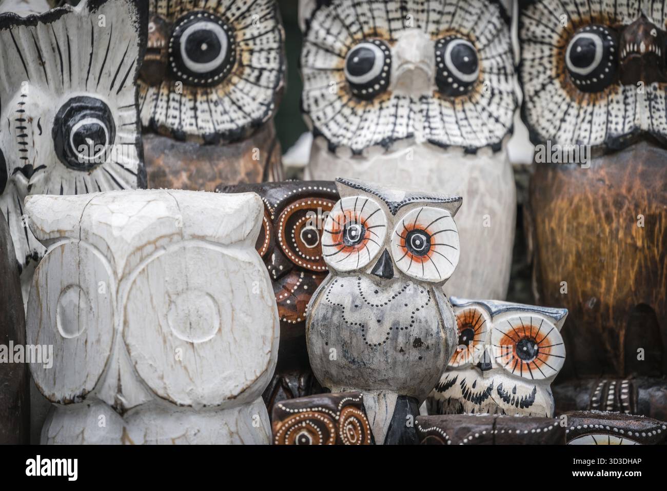 Gufi in legno per la vendita nel mercato di strada in Karpacz, Polonia Foto Stock