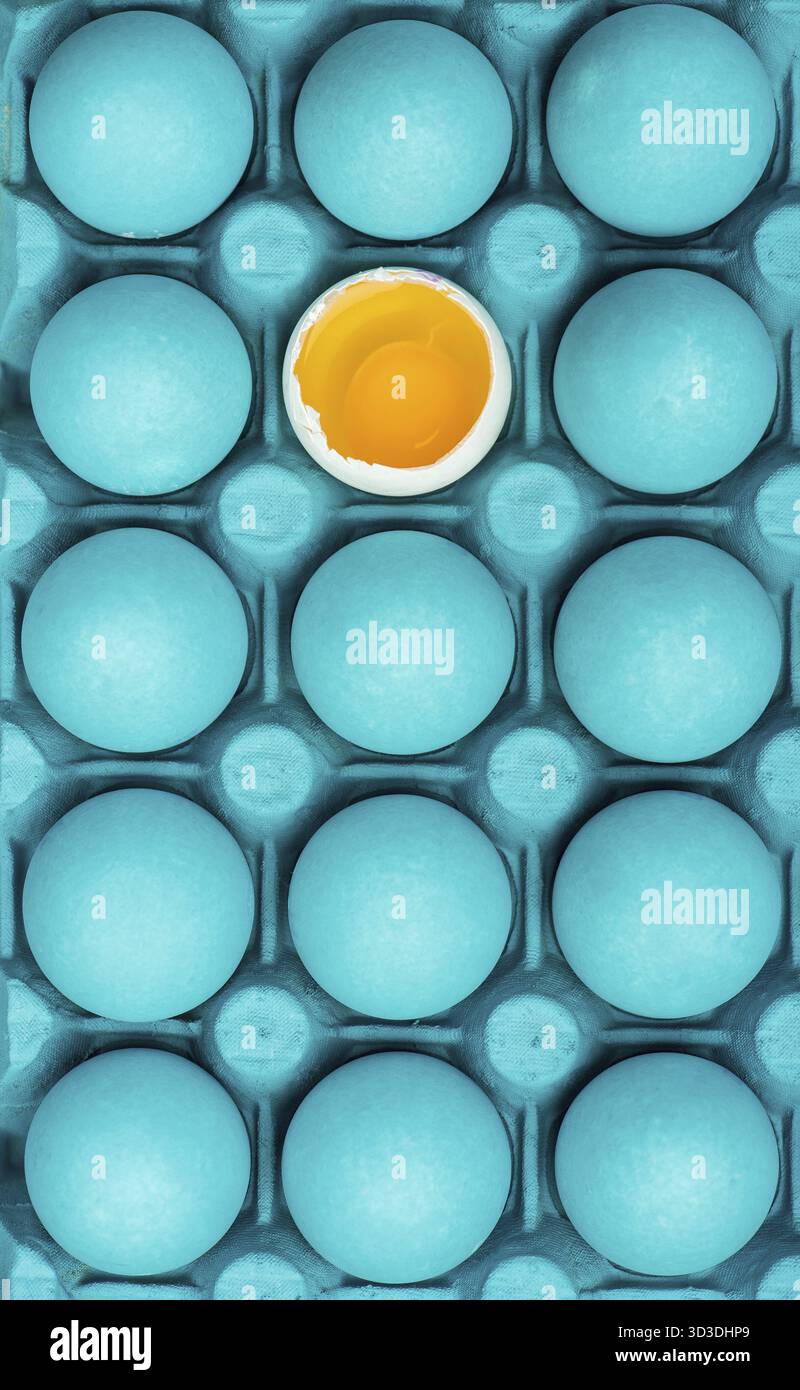 Essere se stessi creative arte visiva concetto con uova dipinte di pattern Foto Stock