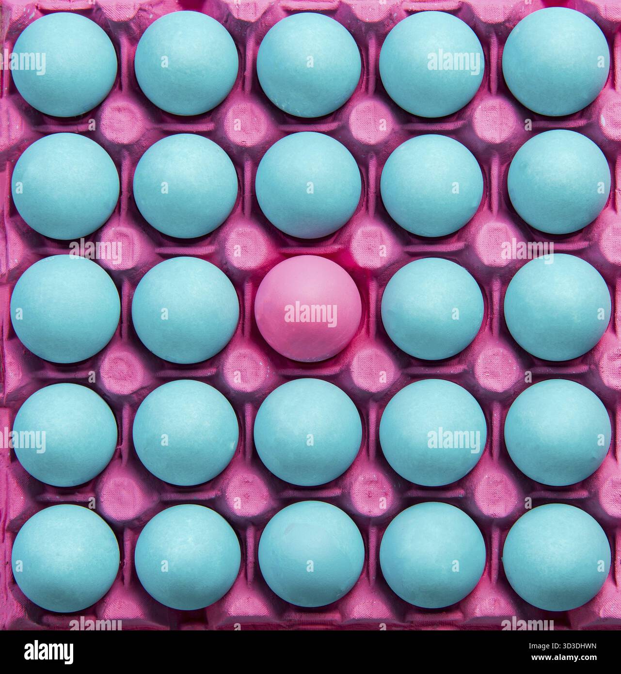 Scegli un'arte visiva creativa diversa, con uova pastello con motivo piatto Foto Stock
