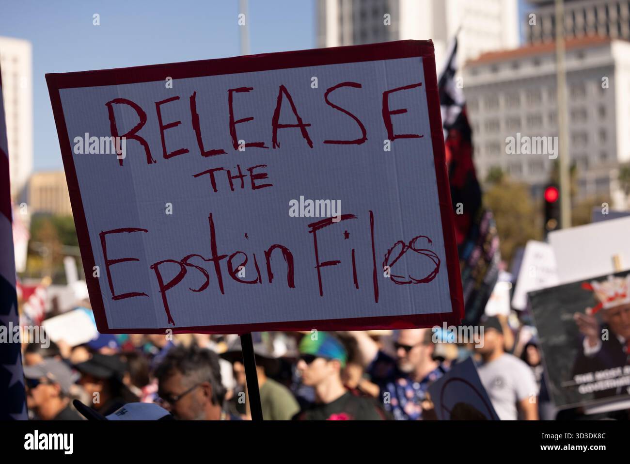 Los Angeles, California, USA - 18 ottobre 2025: I manifestanti spingono per il rilascio dei file di Jeffrey Epstein durante il movimento No Kings. Foto Stock