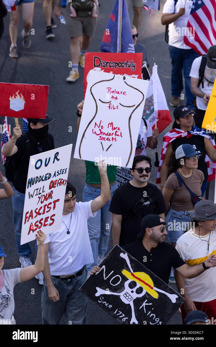 Los Angeles, California, USA - 18 ottobre 2025: I manifestanti spingono per il rilascio dei file di Jeffrey Epstein durante il movimento No Kings. Foto Stock