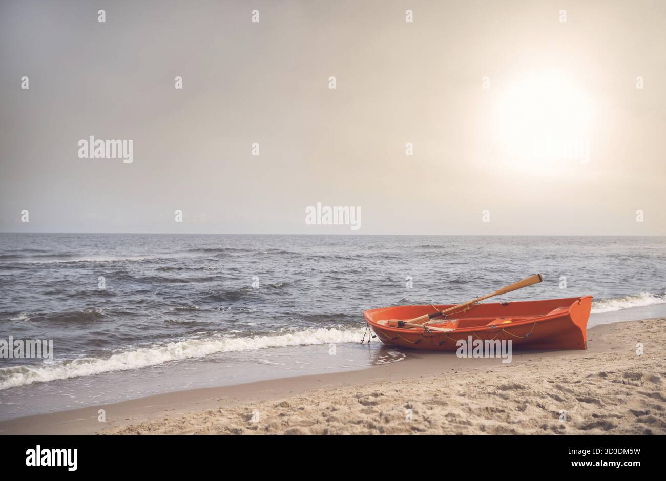 Bagnino arancione la barca di salvataggio sulla spiaggia in estate Foto Stock