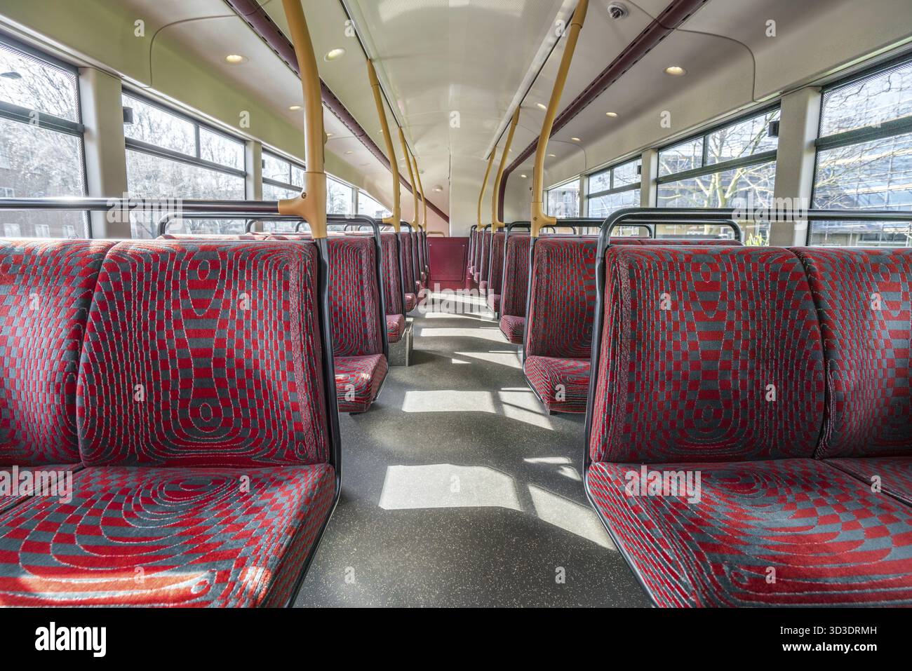 Sedi vuote su un livello superiore di una Londra double decker bus Foto Stock
