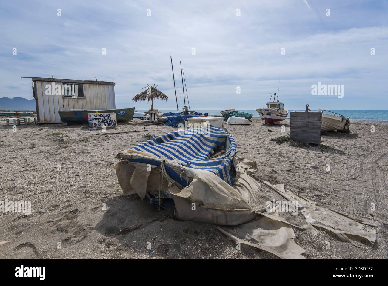 Dimenticato e abbandonato la scuola di surf sulla spiaggia Foto Stock