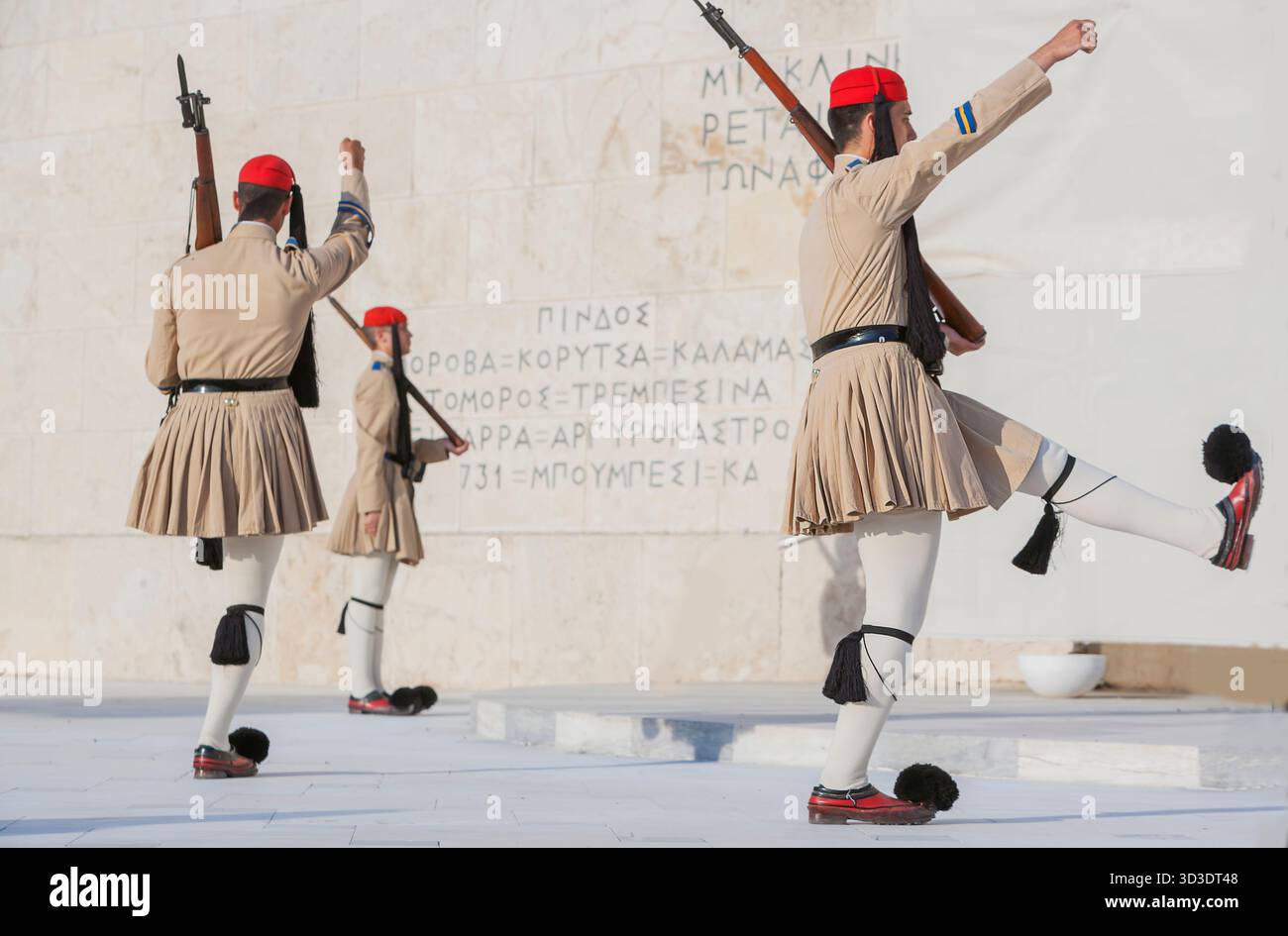 Soldati Evzone esecuzione di cambio della guardia, Atene, Grecia, Europa Foto Stock