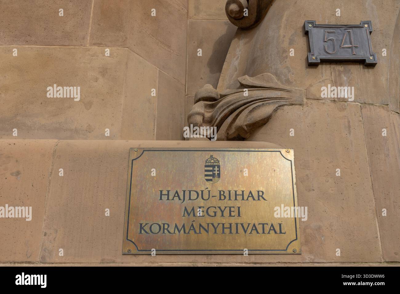 Targa dell'ufficio governativo della contea di Hajdu-Bihar sulla facciata storica di Debrecen. Foto Stock