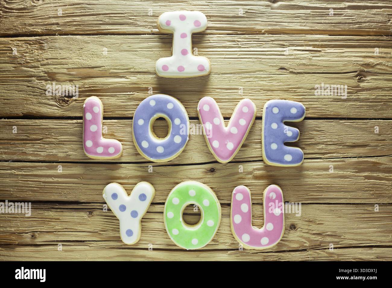 I Love You scritto in Cookies on A Wooden background Foto Stock