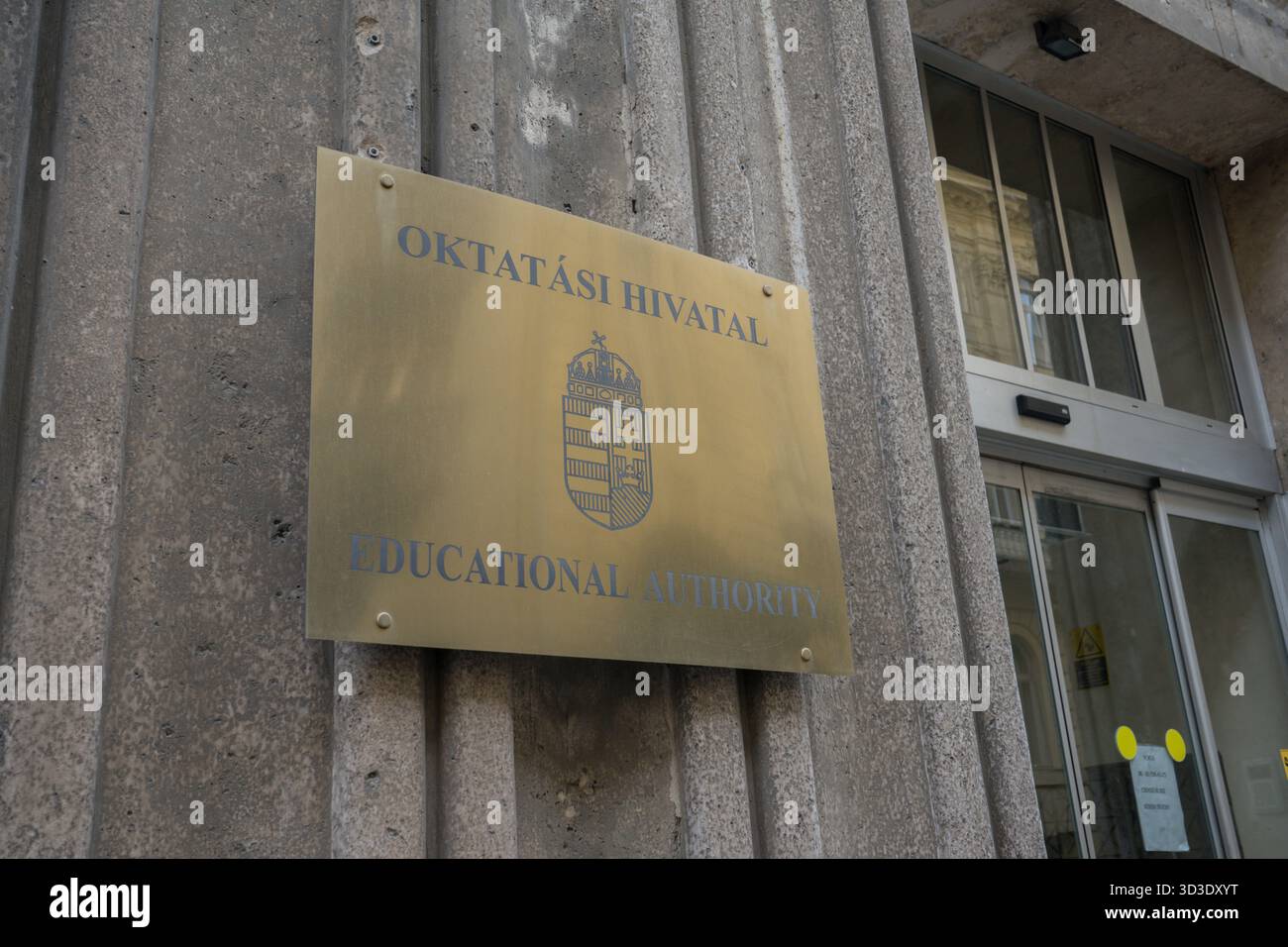 Cartello dell’autorità per l’istruzione all’ingresso dell’ufficio di Budapest — targa ufficiale che indica l’agenzia nazionale per l’istruzione. Foto Stock